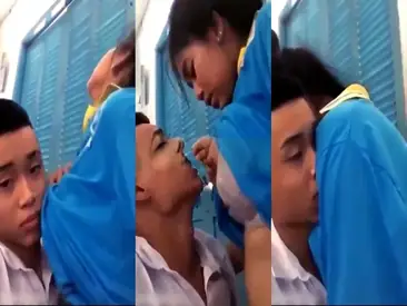 Bokep Indo Pelajar SMP Ngenyot Nenen Dalam Kelas poster
